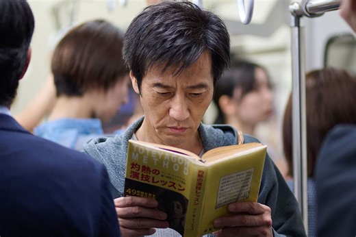 アイドル級の忙しさ！ 映画界のオモロい内情も垣間見える『津田寛治に撮休はない』──【おとなの映画ガイド】