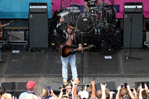 Country music singer known for Zach Bryan feud falls off stage in the middle of performance