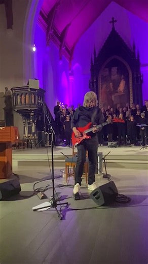 Svensk musik i Norge, Kristansand 30/10 Så fantastiskt kul o få spela med Markus Wargh o en norsk kör av yppersta klass. Det var en helt otrolig upplevelse. 31/10 och 1/11 blir det 2 spännande konserter i Sarpsborg med norska artister plus symfoniorkester och vi kommer framföra bröderna Gärdestads musik. Jag är mycket tacksam för att få uppleva allt detta. Vi ses o hörs /Janne #MyMusicStory #markuswargh #kristiansand #tedgärdesstad #janneschaffer #swedishmusic #sarpsborg | Janne Schaffer