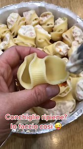 Conchiglie ripiene #Salvalaricetta 📌dopo aver cotto per qualche minuto i conchiglioni di pasta, riempili con la crema ottenuta dopo aver amalgamato besciamella, prosciutto cotto a pezzetti, parmigiano grattugiato e mozzarella grattugiata.Disponili su una teglia e coprirli di sugo di pomodoro (cotto in precedenza in un soffritto di cipolla e olio extravergine) e una manciata di mozzarella grattugiata.Fai cuocere in forno statico a 200' per20 minuti circa #pastaalforno #cucinaitaliana #IdeeInCuci
