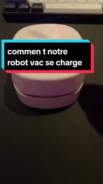 Dites adieu aux miettes et à la poussière sur votre espace de travail ! Découvrez notre Robot vac élégant et performant sur notre site en bio ✨️ Offrez-vous un environnement de travail propre et sain en un clic ! 🧹💼 #BureauPropre #Productivité