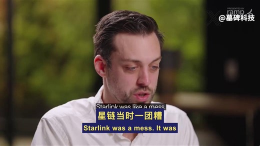 马斯克飞到西雅图，落地就把星链的整个领导层全开了。当时的星链是个十足的烂摊子。成本贵了10倍，产量只有需求的十分之一。离目标差了整整两个数量级。马斯克放话：“我受够了，这就是瓶颈，我亲自解决。”他点将Mark Juncosa，SpaceX早期的顶尖人才。这是个纯正的火箭科学家，压根没碰过卫星。马斯克带上这支绝对信任的突击队，直接接管了西雅图。没有交接，全员进作战室。他们开始推演那套极度硬核的“算法”。抛开经验，回到卫星设计的第一性原理。对着图纸逼问每一个细节。为什么要保留这个零件？为什么这两个部件离这么远？为什么要消耗这么多能量？为什么非得用这种制造工艺？一群完全外行的火箭专家，靠着疯狂的紧迫感死磕极高标准。短短几个月，他们彻底跨越了那两个数量级的鸿沟。硬生生把产品做了出来。如果现在把星链单独拆分，这已经是一家估值数百亿美元的巨兽。破局不需要所谓的行业老手。只需要能把常识和效率逼到极致的人。