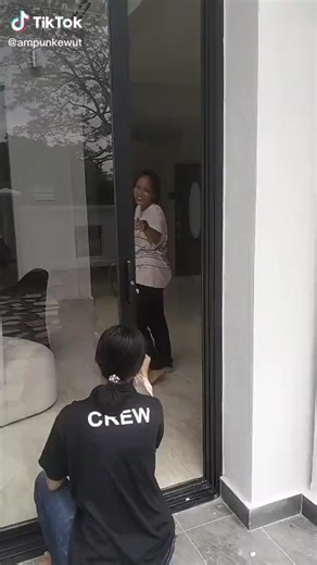 pekerjaan ku dimalaysia hy seorg cleaner halal nikmatt berkah ad hasilnya jelas mmg manjat kotor mengemas n cuci rmh org tp pekerjaan it sangatt mulia dimataku dan kunikmati Krn kerja sendiri fokus kerjanya nyanyi menari main gitar it dr kecil seni dr lahir tp g ku geluti bekerja didunia hiburan Krn lebih byk mudharat ny kan diusia skrg hiburan hy selingan sat aku jenuh n butuh energi semangat hdp soal beer blm bs kutinggal kn it Sbgai ubatt TDR ku aj sbenar sat da byk pikiran urusan dunia yg g 