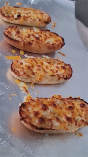 Chelsey Bishop on Instagram: "low carb rigatoni dinner with keto garlic bread 🤌🏻 Cliffsnotes: The Chef's Kiss lupin pasta is vile. This is your warning. Thankfully I had some @eatbanza as backup. I like to cook Banza directly in my sauce to keep it from getting too soft. Leftover @oroweatbread hot dog buns make extremely tasty garlic bread. I added garlic EVOO, garlic salt, garlic powder, Italian seasoning and shredded cheese and broiled for 3 minutes. #ketomeals #lowcarbmeals #k