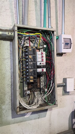 Tablero Eléctrico Trifásico: Fases, Breakers y Conexiones