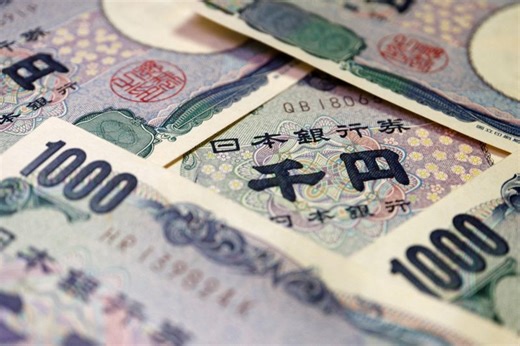 Yen strengthens amid intervention threat, traders await US data
