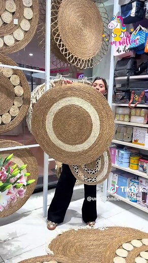 ✨ Dale un toque especial a tu hogar con estos hermosos tapetes decorativos ✨ Si estás buscando una forma sencilla de transformar tus espacios, estos tapetes son una opción perfecta. Su diseño natural, elegante y lleno de estilo los convierte en el complemento ideal para salas, habitaciones, recibidores o rincones decorativos. 🤎 Diferentes diseños 🤎 Estilo natural que combina con todo 🤎 Perfectos para darle vida a cualquier espacio ✨ Y lo mejor… todos estos tapetes los encuentras aquí en Un Mi
