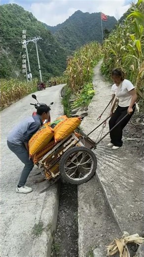 Spread Kindness, Spread Love #kindness #humanity #helpA Small Gesture That Warms The Heart
