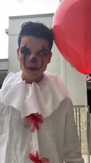 Hi, I’m your worst nightmare 👋🏻 🎈 #pennywise #it #halloween #spooky #scary