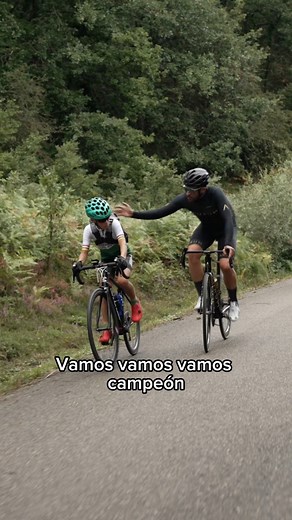 Que bonito ver a tantos niños en bicicleta subiendo el Alto de Moncalvillo.Really nice to see so many kids on bikes going up Alto de Moncalvillo.#LaVuelta #Moncalvillo #contador #albertocontador #aurumbikes #nuevasgeneraciones #eurosport 🎥: @trail.blaze.media | Alberto Contador