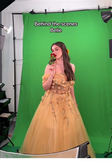 A very chaotic BTS haha✨ The results are already on my profile! #behindthescenes #beautyandthebeast #makeup #transitions #tutorial