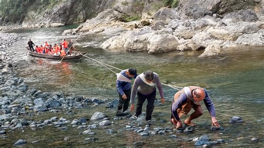 Extreme Technique China Found to Pull Tourist Boats Upstream