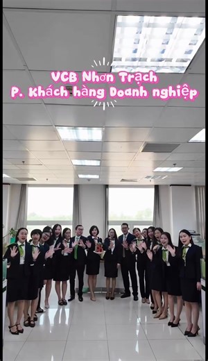 💚 BÁNH THÀNH TỰU NĂM 2025 – VIETCOMBANK CN NHƠN TRẠCH – PHÒNG KHÁCH HÀNG DOANH NGHIỆP 💚 Năm 2025, Phòng Khách hàng Doanh nghiệp đã hoàn thành và vượt nhiều chỉ tiêu trọng yếu trong bối cảnh kinh tế nhiều thách thức và nhân sự biến động. 📊 Phòng đạt 105% kế hoạch huy động vốn cuối kỳ, doanh số mua bán ngoại tệ vượt mốc 1 tỷ USD (112% kế hoạch) 💱, doanh số thanh toán quốc tế – tài trợ thương mại đạt trên 2,4 tỷ USD 🌍. Công tác phát triển khách hàng mới, đặc biệt là khách hàng TTQT – TTTM, đạt