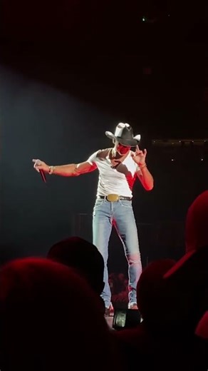 Tim McGraw live concert performance