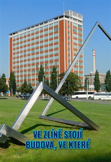 Zlín, prosinec 1938. Firma Baťa dokončuje svou „jednadvacítku“, mrakodrap vysoký 77,5 metru, který propaguje jako nejvyšší betonovou stavbu v Evropě. Jeho největším unikátem je pracovna ředitele zabudovaná přímo ve výtahu, s klimatizací, telefonem i umyvadlem, která měla jezdit mezi patry za zaměstnanci. Jenže když ji na podzim 1939 uvedli do provozu, Jan Antonín Baťa už byl v zahraničí a domů se nevrátil. 🏢🛗 Děkujeme Nadačnímu fondu Jana Antonína Bati za doplňující informace. VoiceOver byl vy