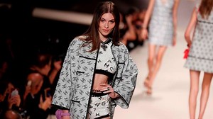 Looks de playa y un regreso a los 90: así fue el desfile de Chanel en París