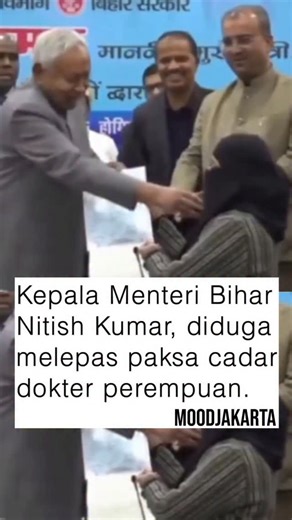 JAKARTA FOLKMOOD MEDIA on Instagram: "Sebuah rekaman video dari sebuah acara resmi pemerintah di Patna, Bihar, menuai kritik luas dari masyarakat. Dalam video itu, Kepala Menteri Bihar, Nitish Kumar, terlihat diduga secara paksa membuka cadar seorang dokter perempuan AYUSH saat prosesi penyerahan surat pengangkatan. Disebutkan bahwa Wakil Kepala Menteri Samrat Choudhary sempat mencoba mencegah tindakan tersebut. Partai Kongres mengecam keras insiden itu, menyebutnya sebagai perbuatan keji dan me