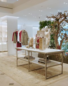 Designed by architect Peter Marino, the new House of Dior New York opens across four floors, bringing together women’s and men’s collections, accessories, fragrances, Dior Maison creations, and the new Dior Spa Spaces include a garden by Peter Wirtz, a VIP lounge with an ornament installation by Joyce Billet, custom furniture by Roland Mellan, and unique floral creations by Azuma Makoto. Artworks by Claude Lalanne, Jean-Michel Othoniel, Tony Scherman, Jennifer Steinkamp, Karla Black, Robert Mapp