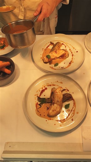 Partez à la découverte des cuisines de @eponarestaurant 👨‍🍳 En plein service, toute l'équipe s'affaire pour vous servir des plats aussi beaux que délicieux ! 😍 #GrandHotelDieu #HotelDieuLyon #lyon #onlylyon #restaurantlyon #sortiralyon #quefairealyon #gastronomie | Grand Hôtel-Dieu