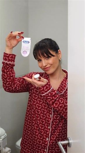 Ljubica Tajevic on Instagram: "Video inspirisan istinitom pričom 🙂 Oral-B Pro 3D White Clinical ✨ 🤍 Ova Intensive Whitening pasta za zube namenjena je uklanjanju površinskih mrlja sa zuba. Sadrži jedinstvenu tehnologiju koja pomaže u otpuštanju i uklanjanju diskoloracija nastalih od hrane i pića. ➡️ Formulisana je tako da istovremeno čisti i štiti gleđ tokom svakodnevne upotrebe. Namenjena je redovnoj oralnoj higijeni, uz osećaj čistoće i svežine nakon pranja. 🦷 @oralb.sr