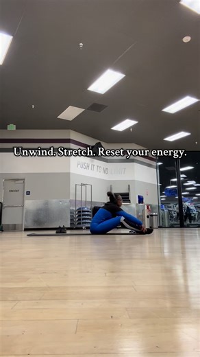 When the body feels tight, movement becomes medicine 🧘🏽‍♀️ This 1-minute stretch is my go-to for opening the spine, hips, and heart after a long day. ✨ Try it after your workout or before bed. Your back will thank you! #yogainspiration #stretch #gymworkout #yogagirl | �