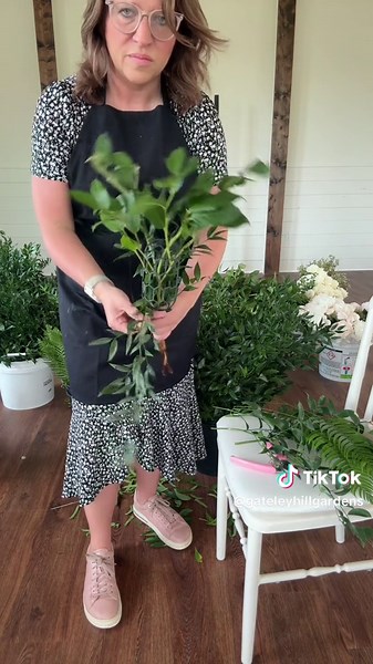 How to dramatic cascading bouquet for our bride Summer. @Holly Heider Chapple egg worked great for this! #diy #howto #weddingflowers #bridalbouquet #gateleyhillgardens