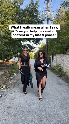 Ali Tate | Content → Clients on Instagram: "👇 What I mean when I say “can you help me create content in my luteal phase?” 👯‍♀️✨ (aka: here’s how I make content actually convert when I’m feel like a slug) Most creators struggle because they’re trying to reinvent the wheel every time they open Instagram. I don’t do that. I do this instead ⤵️ 1️⃣ I keep 3 core ideas in my Notes app Not 30. Just 3 topics I can talk about all day. 2️⃣ I take 12 angles on each idea Same core message — different POV,