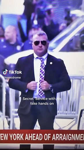 Secret service with his fake hands on #trump #secretservice #fakehands #USA #secretagent #sunglases #daddy