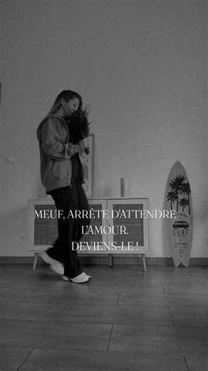 MEL 🐚 on Instagram: "J’ai acheté des roses rouges. Oui, toute seule. Oui, sans homme. Et non, je ne manque de rien. On nous a appris à attendre l’amour. À espérer qu’un homme nous prouve notre valeur. À croire que l’amour arrive de l’extérieur. Mais la vérité ? 👉 L’amour commence quand tu te choisis. 👉 Quand tu te respectes. 👉 Quand tu te traites comme tu aimerais qu’on te traite. Je ne dis pas que je n’aime pas les cadeaux. Je dis juste que je n’attends plus qu’on m’aime pour me sentir aimé