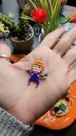 9.4K views · 142 reactions |  Olha só o mini Chucky que eu fiz com miçangas! Quer ver o passo a passo completo?  ✨ Se inscreve no meu canal do YouTube (link fixado no primeiro comentário!) — o vídeo sai semana que vem  #reelsviralシ #feitoamao #Halloween #diy #beads #artesanato #halloweenvibes | Dsanbiju | Facebook