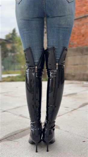 Vóc dáng hoàn hảo trong chiếc quần jeans bó sát và đôi bốt cao gót.#beauty #streetstyle #fashion