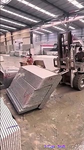 傾いた石材の山をどう戻す？フォークリフトの精密操作で見事に整列！ 🔥🚜