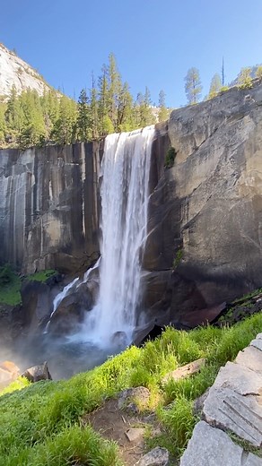 The stunning Vernal Falls at Yosemite National Park 💚 | California Wanderland