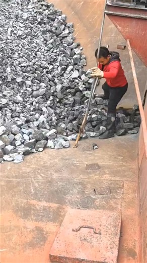 The first video of a 3,000-ton sand barge unloading and decompressing phosphate ore is here. | Real Work Stories