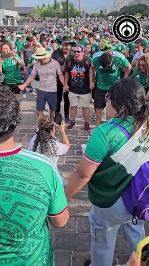 Aficionados desafían la máquina de toques en una enorme cadena humana