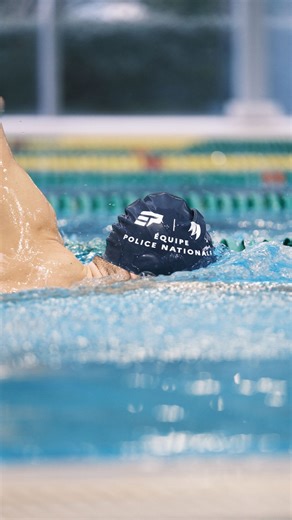 Tom Richard on Instagram: "5500m au programme ce matin dont 4500m autour du premier seuil. C’était nagé entre 1’18 et 1’14 sur des distances allant de 100 à 400m. (4x400, 4x300, 4x200, 4x100 avec des 50 progressifs entre chaque bloc). Rien de très difficile sur le moment mais c’est assez long, et j’avoue que ce sont mes séances préférées 😮‍💨 (Ps : j’ai mis le bonnet @equipepolicenationale pour soutenir les athlètes de l’équipe présents aux JO de @milanocortina2026 ⛷️) 📹 @maxime_verhaeghe_stud