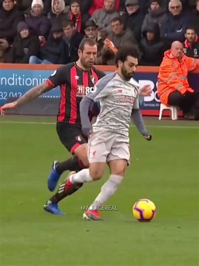 Mohamed Salah önce bacağına darbe alıyor sonra hiçbir şey olmamış gibi golünü atıyor
