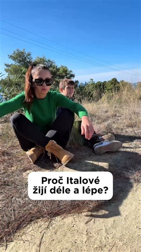 Zlomatka v Itálii🇮🇹 on Instagram: "Na e-shopu @greenidea.cz právě běží BLACK WEEKS – 25 % sleva s kódem BLACKW25 Ve videu vám ukazuju, proč Italové žijí déle a lépe – nikam nespěchají, smějí se, tancují a tráví čas s rodinou. 🇮🇹 Já jsem ale klasický český nervák a stresář, takže si k téhle „italské pohodě“ pomáhám doplňkem stravy TL GREEN od Green Idea – mixem přírodních látek, které podporují zvládání stresu a dlouhodobou vitalitu. Díky tomu mám občas chuť pozdravit i tu nejprotivnější sou