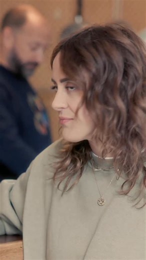 👨🏽📝⚒️ @pascaljaubert 👩🏻 @ana_rcz 🎥🎨 @getberzerker 🥙 @monsieur_sultan (et aussi le barman) 🎛️ @ttale_hrn 🎪 @museesauvage 📸 @wladsimitch 🎼 Ozon Koukle par The Lafayette Afro Rock Band - Edtion Topomic Tous les épisodes sur @atesamoursvideo #atesamours #serie #videos #humour #sketch #standup #spectacle #pascaljaubert #marrant #cancer | Pascal Jaubert