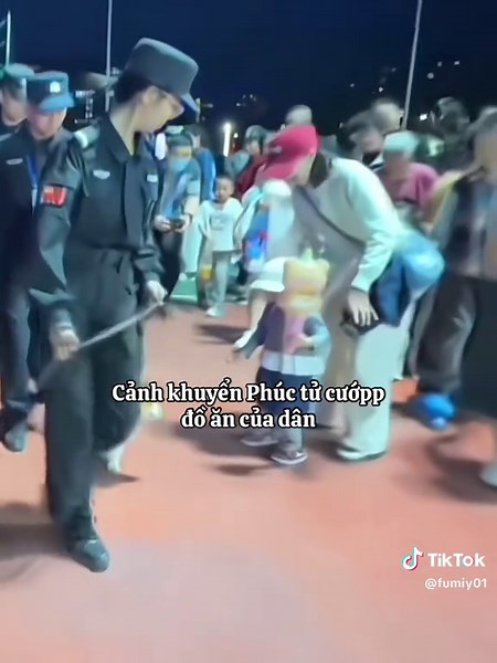 Cảnh khuyển Phúc tử cướp đồ ăn gây cười