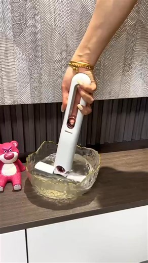 Push. Squeeze. Clean. ✔️ The Magic Mini Mop makes cleaning super quick and super easy! 🧼✨ | VERRE