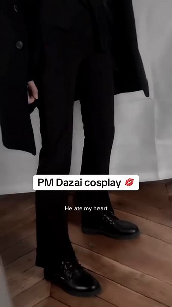 He is back 🫴🏻 Wearing a suit when it’s cold is so comfy 😩 #bsdcosplay #bsd #dazaiosamu #dazaicosplay #pmdazai #bungoustraydogs