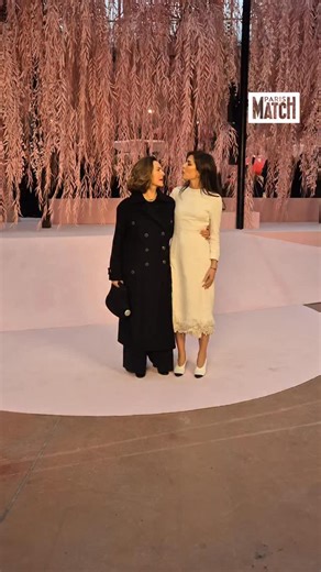 483K views · 7.3K reactions | Charlotte Casiraghi et Carole Bouquet, retrouvailles au défilé Chanel 👯‍♀️ Alors que la semaine de la mode Haute Couture se poursuit dans la capitale, le duo de copines s’est rué au Grand Palais pour découvrir les nouvelles créations de Matthieu Blazy. 🎥 Bestimage | Paris Match | Facebook