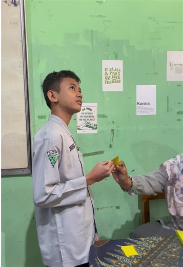 Playing Simple Present Tense games with this hepi kiyowoo kids. They took a verb randomly. They needed to make a sentence based on the sign in the card. If the sign was positive they needed to make positive sentence. This also applies to negative or interrogative sign. For those who could not answer the questions. They got punishment. Their friends would put baby powder on their face 🤣🤣. #games #englishgames #englishteacher #simplepresent #nganjuk