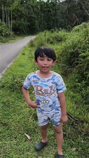 Papa Ara and Dedek Give Flowers as a Mother's Day Gift to Mom. Happy Mother's Day, My Beloved Mom...