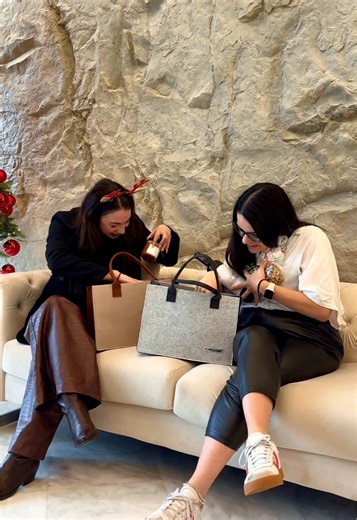 This is your sign…για να κάνεις unboxing το χριστουγεννιάτικο δώρο της δουλειάς σου 🎄🎁 #u#unboxingc#christmasvibeseurolamp #o#officelifefestivemood