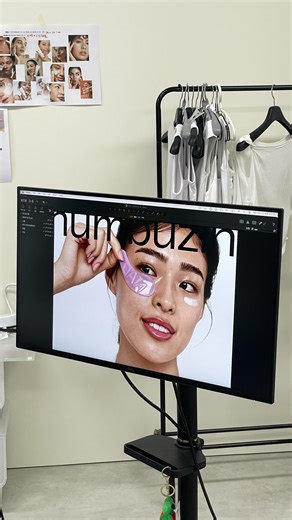 이서현 Jane on Instagram: "they fell in love & now I’m here 😌 my outfit: @burberry vintage trench @brandymelvilleusa knit @zara denim and ballet flats @goyardofficial mini anjou mom’s outfit: @cosstores wool coat yeah @uniqlo knit @oldnavy trousers @adidas sambas @longchamp le pliage"