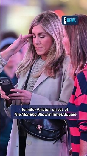 Jennifer Aniston films season 5 of "The Morning Show" in Times Square. 🤩