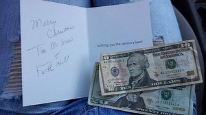 Tim McGraw, Faith Hill spread holiday cheer at Fla. Wal-Mart