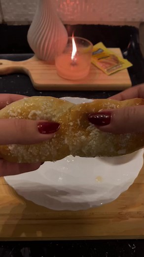 Nada explica o prazer que é comer um Pão Doce bem quentinho e macio. E fica melhor ainda quando é feito por você. 💛 Coloque a mão na massa com Fleischmann! #VaiDarPão